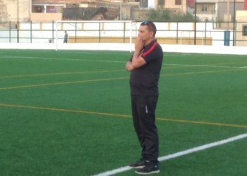 Ahmed Dris, observa desde la banda del juego de su equipo frente al Vázquez Cultural.