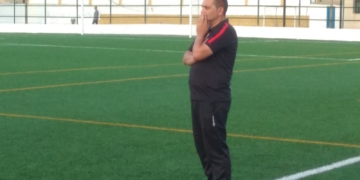 Ahmed Dris, observa desde la banda del juego de su equipo frente al Vázquez Cultural.