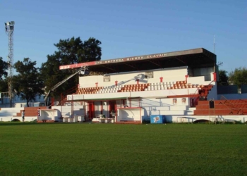 El terreno de juego chiclanero tiene unas dimensiones de 60x105 mts. y es de césped natural.