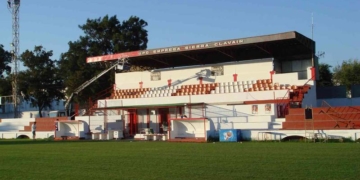 El terreno de juego chiclanero tiene unas dimensiones de 60x105 mts. y es de césped natural.