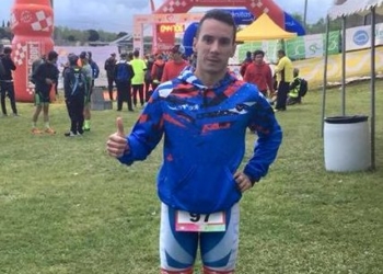 El triatleta melillense no tuvo ninguna suerte en la prueba cordobesa.