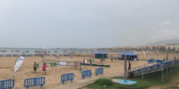 La organización trabaja a destajo para tener montadas las cuatro pistas sobre la arena de la Playa de San Lorenzo para que a las 10:00 horas de comienzo la competición.