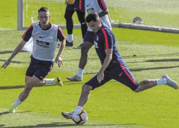 Borja Garcés y José María Giménez, durante el entrenamiento realizado ayer en Majadahonda.