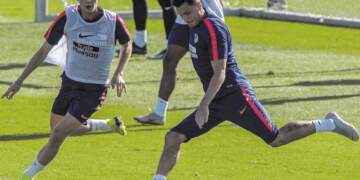 Borja Garcés y José María Giménez, durante el entrenamiento realizado ayer en Majadahonda.