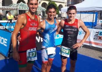 El melillense, junto a los otros dos deportistas que le acompañaron en el pódium.