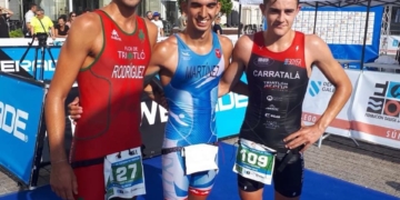 El melillense, junto a los otros dos deportistas que le acompañaron en el pódium.