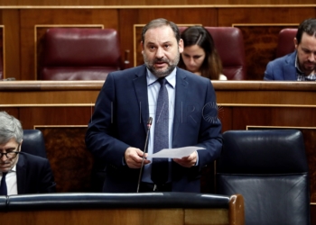 GRAF859. MADRID, 12/09/2018.- El ministro de Fomento, José Luis Ábalos, durante su intervención en la sesión de control al Gobierno hoy en el Congreso. EFE/Mariscal