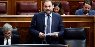 GRAF859. MADRID, 12/09/2018.- El ministro de Fomento, José Luis Ábalos, durante su intervención en la sesión de control al Gobierno hoy en el Congreso. EFE/Mariscal