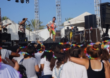 Bombai se gana al público de Melilla con dosis de ‘buen rollo’ sobre el escenario