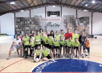 Toda la plantilla del Torreblanca, en la celebración del cumpleaños de una de sus jugadores, Lubna.