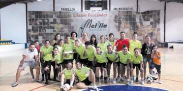 Toda la plantilla del Torreblanca, en la celebración del cumpleaños de una de sus jugadores, Lubna.