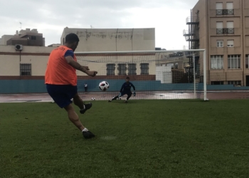 Los delanteros unionistas afinaron la puntería en el entrenamiento de ayer, bajo la lluvia.