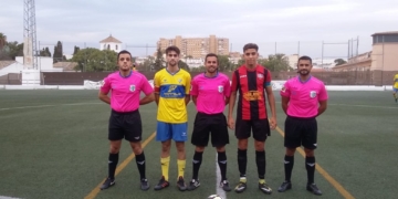 Capitanes junto al árbitro del partido Tomares-Rusadir