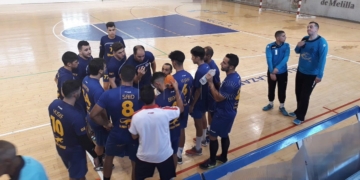 Jugadores de la escuadra melillense, en uno de los tiempos muertos de su primer partido de liga