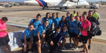 Jugadoras de la escuadra melillense, en el aeropuerto de nuestra ciudad
