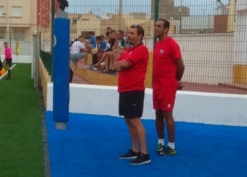 Los técnicos locales siguiendo muy de cerca el juego de su equipo.