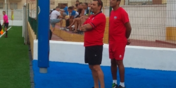 Los técnicos locales siguiendo muy de cerca el juego de su equipo.