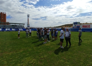 Imágenes de la espera de los jugadores del Linares ante la posible llegada de los melillenses y de la entrada de los árbitros al campo de Linarejos