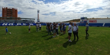 Imágenes de la espera de los jugadores del Linares ante la posible llegada de los melillenses y de la entrada de los árbitros al campo de Linarejos