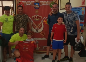 Algunos de los atletas en la recogida de sus dorsales.