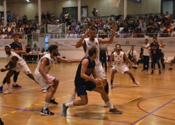 Urtasun, con el balón, en una de las jugadas de ataque.