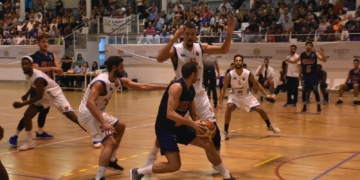 Urtasun, con el balón, en una de las jugadas de ataque.
