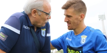 El jugador melillense, junto al delegado del equipo.
