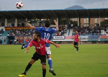 Salto de un jugador unionista, en presencia de uno del Marbella