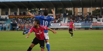 Salto de un jugador unionista, en presencia de uno del Marbella