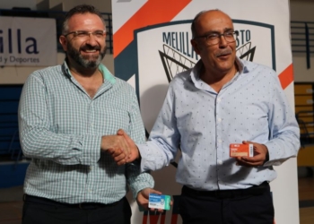 Ambos presidentes en el intercambio de abonos.