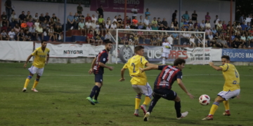 Hubo una gran lucha en cada uno de los balones divididos en el centro del campo.