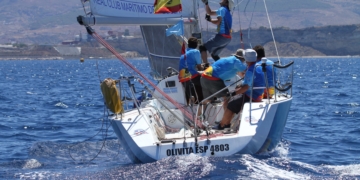 Los tripulantes del Olivita, en plena navegación.