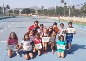 Entrega de trofeos de uno de los cursos realizados durante este verano.