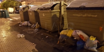 Imágen de los contenedores que están repletos de basura alrededor