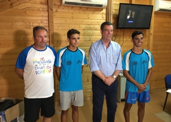 El consejero de Educación, Juventud y Deportes, Antonio Miranda junto a los dos jóvenes deportistas y el presidente de la FMT, Javier Guillot.