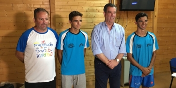 El consejero de Educación, Juventud y Deportes, Antonio Miranda junto a los dos jóvenes deportistas y el presidente de la FMT, Javier Guillot.