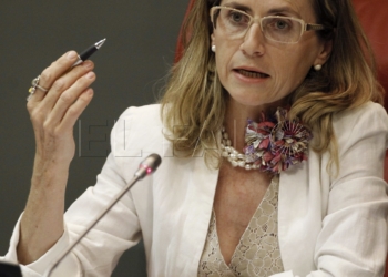 GRA212. MADRID, 29/07/2014.- La directora del Departamento de Aduanas e Impuestos Especiales de la Agencia Tributaria, María Pilar Jurado, durante la rueda de prensa que ha ofrecido hoy, junto al secretario de Estado para la UE, Íñigo Méndez de Vigo, sobre la puesta en marcha a partir de mañana de un nuevo permiso especial para los trabajadores que agilizará su paso por la verja de Gibraltar, evitando esperas innecesarias, lo que han calificado de "buena noticia" para los miles de españoles que trabajan en el Peñón. EFE/J.J. Guillén