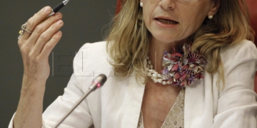 GRA212. MADRID, 29/07/2014.- La directora del Departamento de Aduanas e Impuestos Especiales de la Agencia Tributaria, María Pilar Jurado, durante la rueda de prensa que ha ofrecido hoy, junto al secretario de Estado para la UE, Íñigo Méndez de Vigo, sobre la puesta en marcha a partir de mañana de un nuevo permiso especial para los trabajadores que agilizará su paso por la verja de Gibraltar, evitando esperas innecesarias, lo que han calificado de "buena noticia" para los miles de españoles que trabajan en el Peñón. EFE/J.J. Guillén