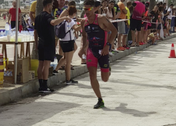 Imagen de un triatleta, en una de las competiciones celebradas en nuestra ciudad.