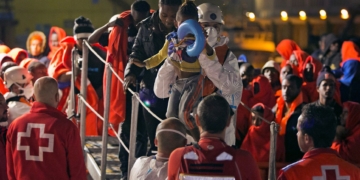 GRAF5278. M¡LAGA, 25/10/2018.- Llegada al puerto M·laga de varios de los 357 inmigrantes rescatados por Salvamento MarÌtimo cuando navegaban en aguas del mar de Albor·n. EFE / ¡lvaro Cabrera.