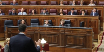 GRAF3881. MADRID, 24/10/2018.- El presidente del Gobierno, Pedro Sánchez, se dirige al presidente del partido popular, Pablo Casado, durante su intervención en la sesión de control al Ejecutivo celebrada hoy en el Congreso de los Diputados. EFE/Zipi