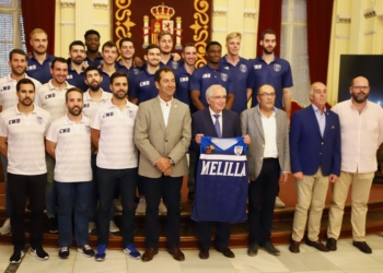 El presidente de la ciudad, Juan José Imbroda, recibió ayer al Club Melilla Baloncesto en el Salón Dorado, recibiendo una camiseta personalizada y el abono para esta temporada.