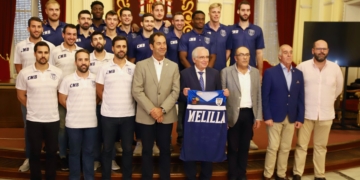 El presidente de la ciudad, Juan José Imbroda, recibió ayer al Club Melilla Baloncesto en el Salón Dorado, recibiendo una camiseta personalizada y el abono para esta temporada.