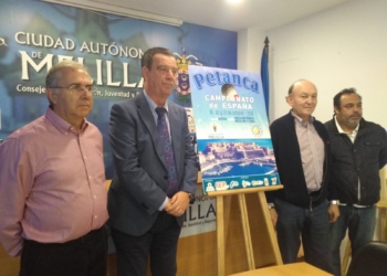 Antonio Miranda junto a los representantes de la Federación Española y de la Melillense, junto al cartel anunciador del Nacional de Petanca.