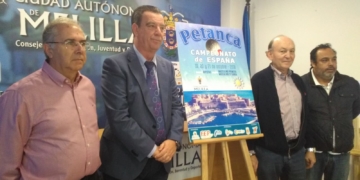 Antonio Miranda junto a los representantes de la Federación Española y de la Melillense, junto al cartel anunciador del Nacional de Petanca.