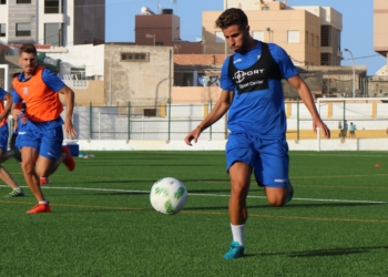 El jugador melillense Brahim conduce el balón durante la sesión de entrenamiento llevada a cabo ayer en el campo federativo de La Espiguera.