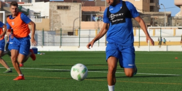 El jugador melillense Brahim conduce el balón durante la sesión de entrenamiento llevada a cabo ayer en el campo federativo de La Espiguera.