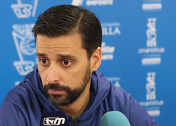 Alejandro Alcoba, durante su comparecencia ante los medios de comunicación en la previa del partido frente al Barça Lassa que se disputa esta noche en el Javier Imbroda.