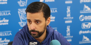 Alejandro Alcoba, durante su comparecencia ante los medios de comunicación en la previa del partido frente al Barça Lassa que se disputa esta noche en el Javier Imbroda.