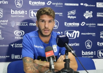 El jerezano Lolo Garrido fue el encargado de atender a los medios en la sala de prensa del estadio Álvarez Claro.